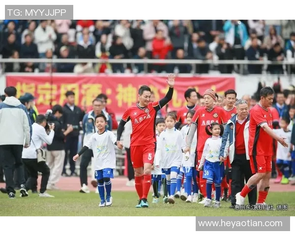 足球明星队莅临武汉激情对决球迷热情高涨期待精彩赛事 足球明星队莅临武汉激情对决球迷热情高涨期待精彩赛事